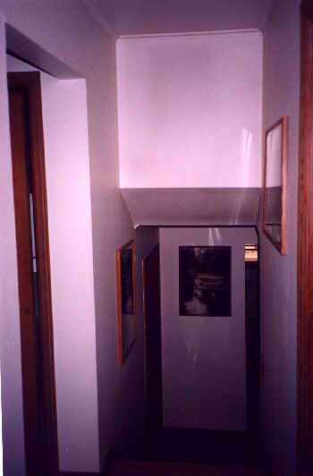 hallway2.jpg (13752 bytes)